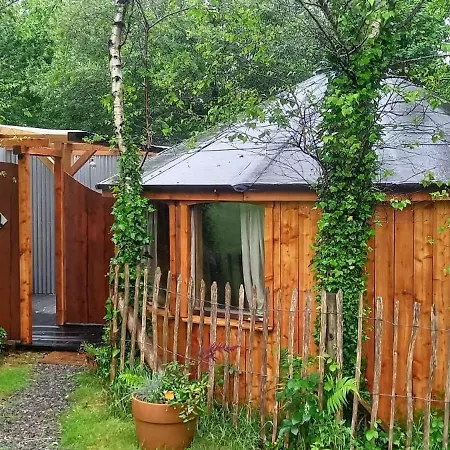 Cozy Retreat Sleeps 2 With Hot Tub & Pets Ok *